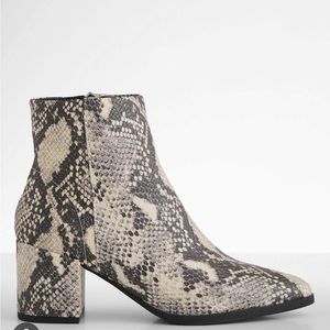 Steve Madden girl reptile women’s booties 7.5